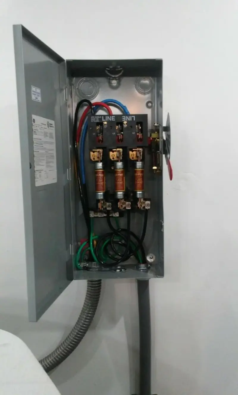 Three-phase disconnect switch installed for Smoke Detector Installation in San Miguel